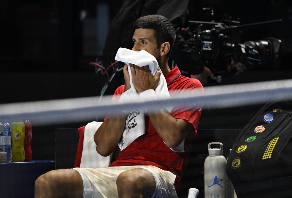 Novak Djokovic pensa na vida após revés para Sinner, em Riade — Foto: Reuters