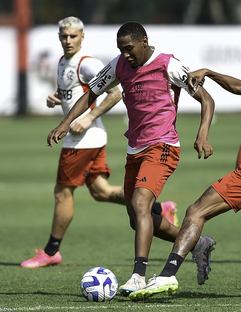 Lorran treina com o elenco principal do Flamengo — Foto: Marcelo Cortes /CRF