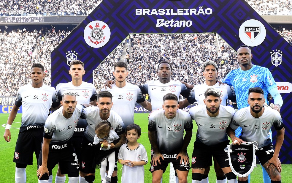 Corinthians busca preencher espaços publicitários disponíveis na camisa  — Foto: Marcos Ribolli