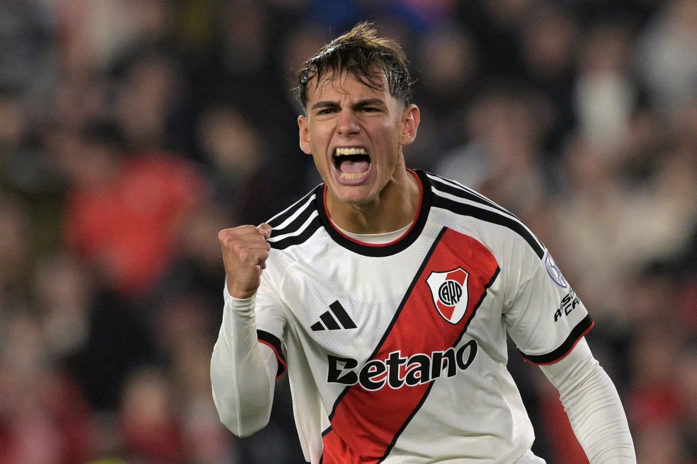 Joaqu�n Freitas, do River Plate, comemora gol nos p�naltis contra o Santa Fe � Foto: JUAN MABROMATA / AFP