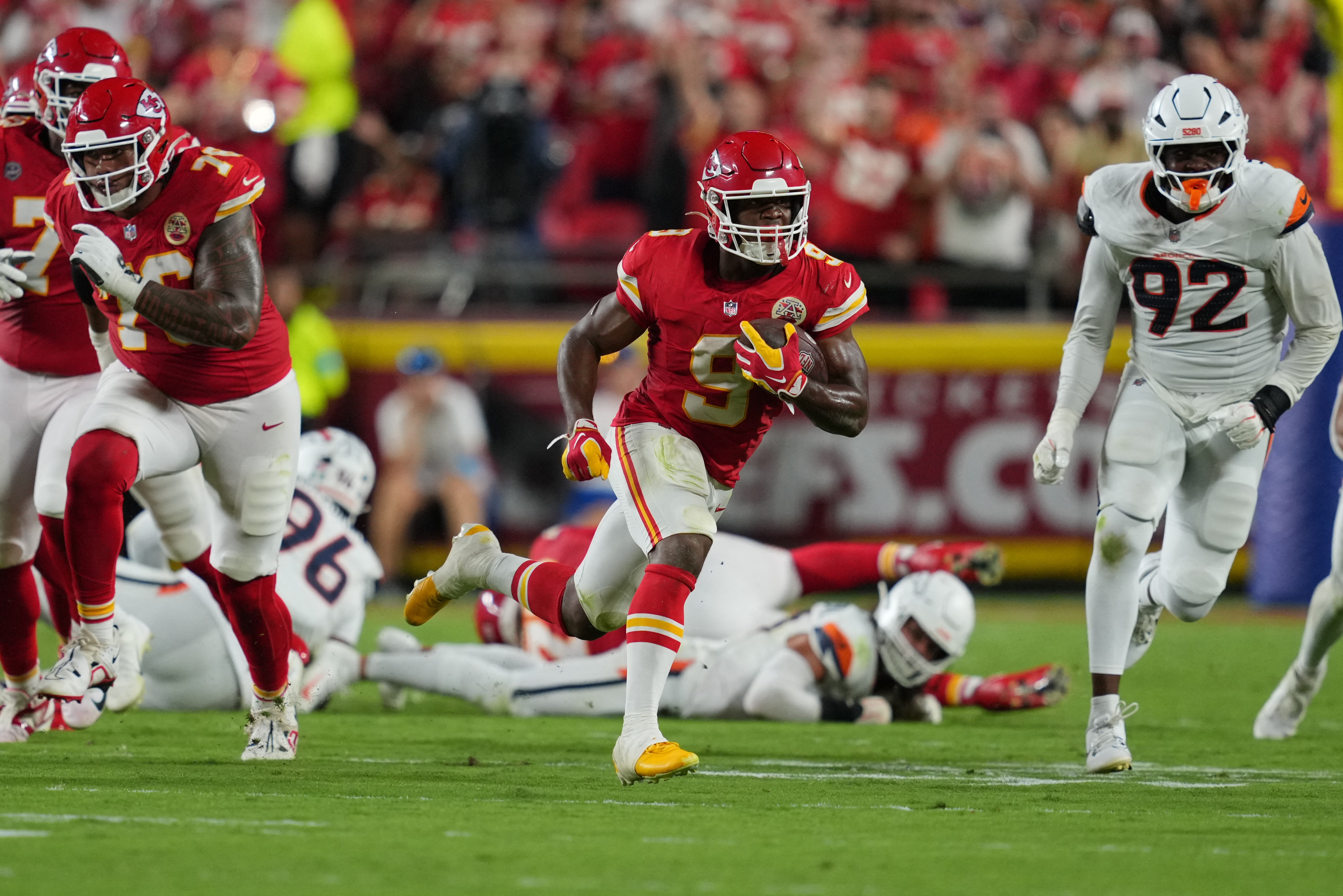 Chiefs vencem Broncos em estreia avassaladora com retorno de Mahomes