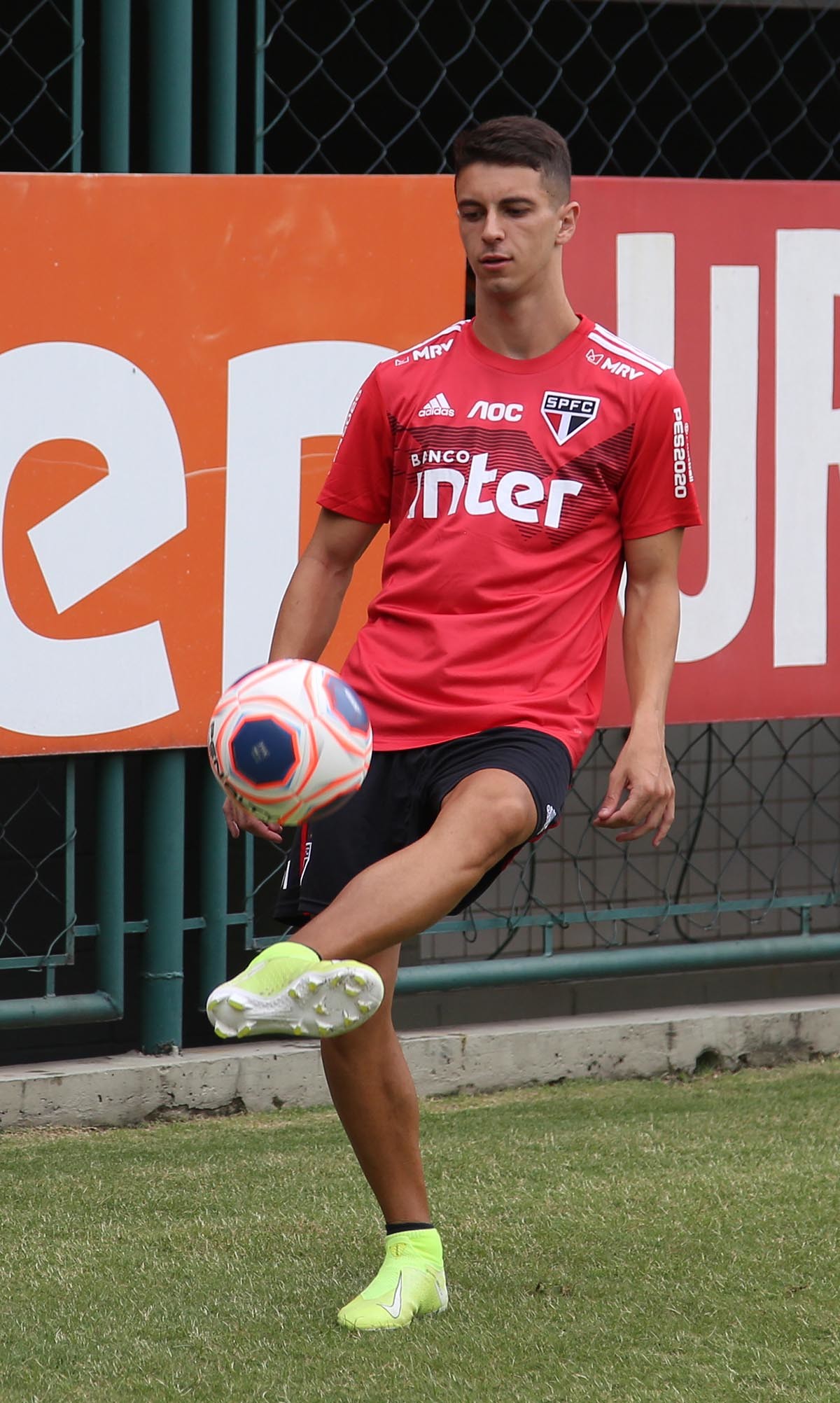De volta, Shaylon agrada à comissão técnica de Crespo e disputa ...
