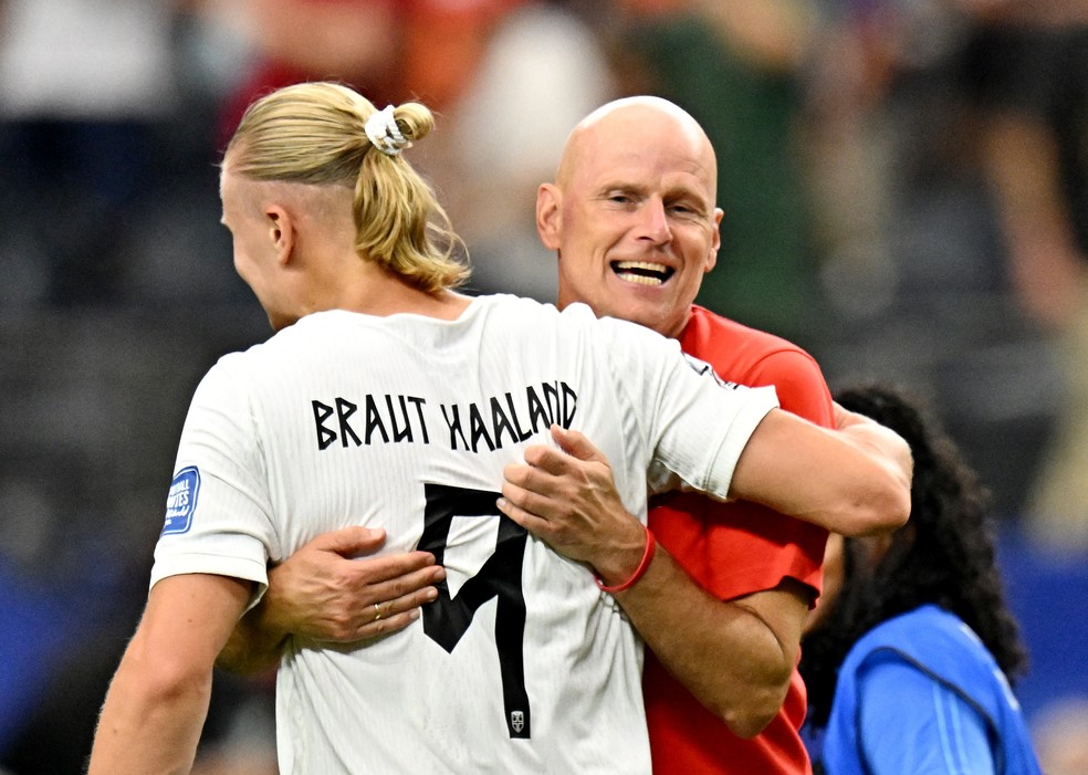 Comemoração de Solbakken com Haaland após vitória