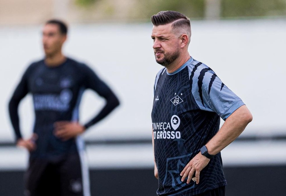 Técnico do Mixto, Lucas Isotton — Foto: Jonathan Domingos