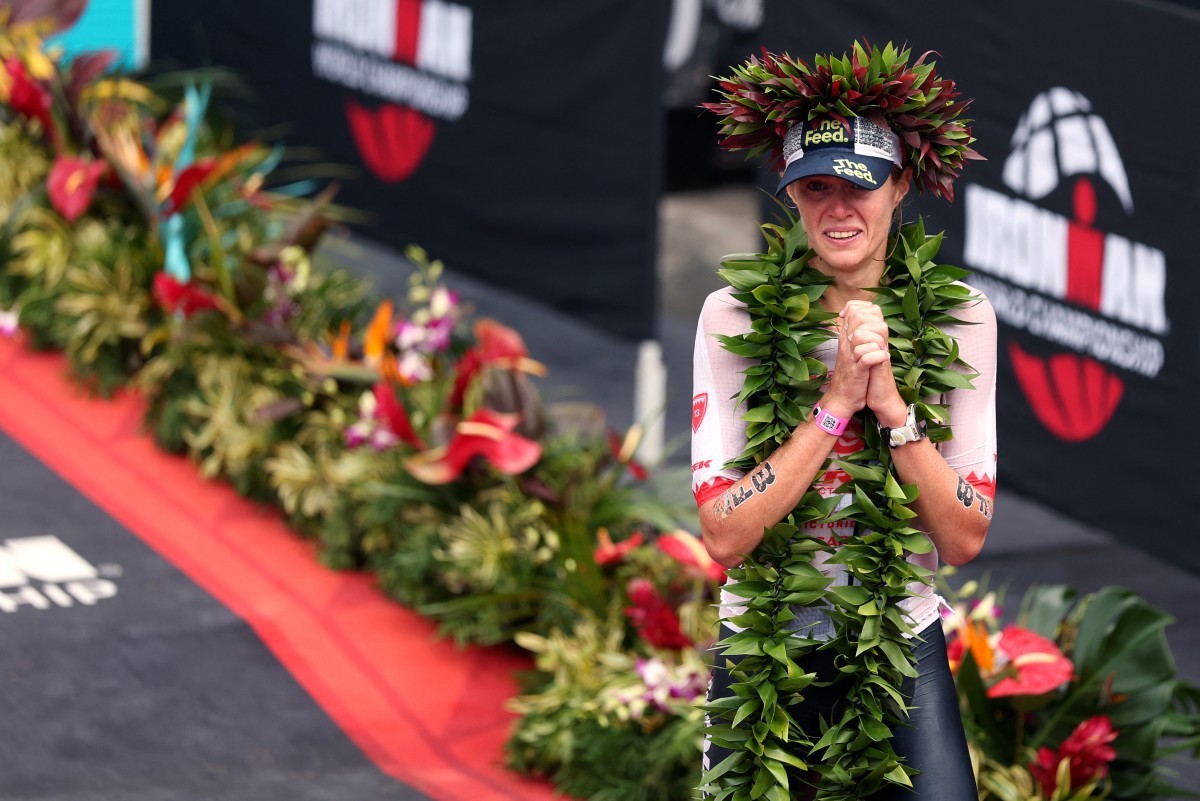 Americana vence Ironman após atual campeã passar mal perto da chegada e perder título; veja vídeo