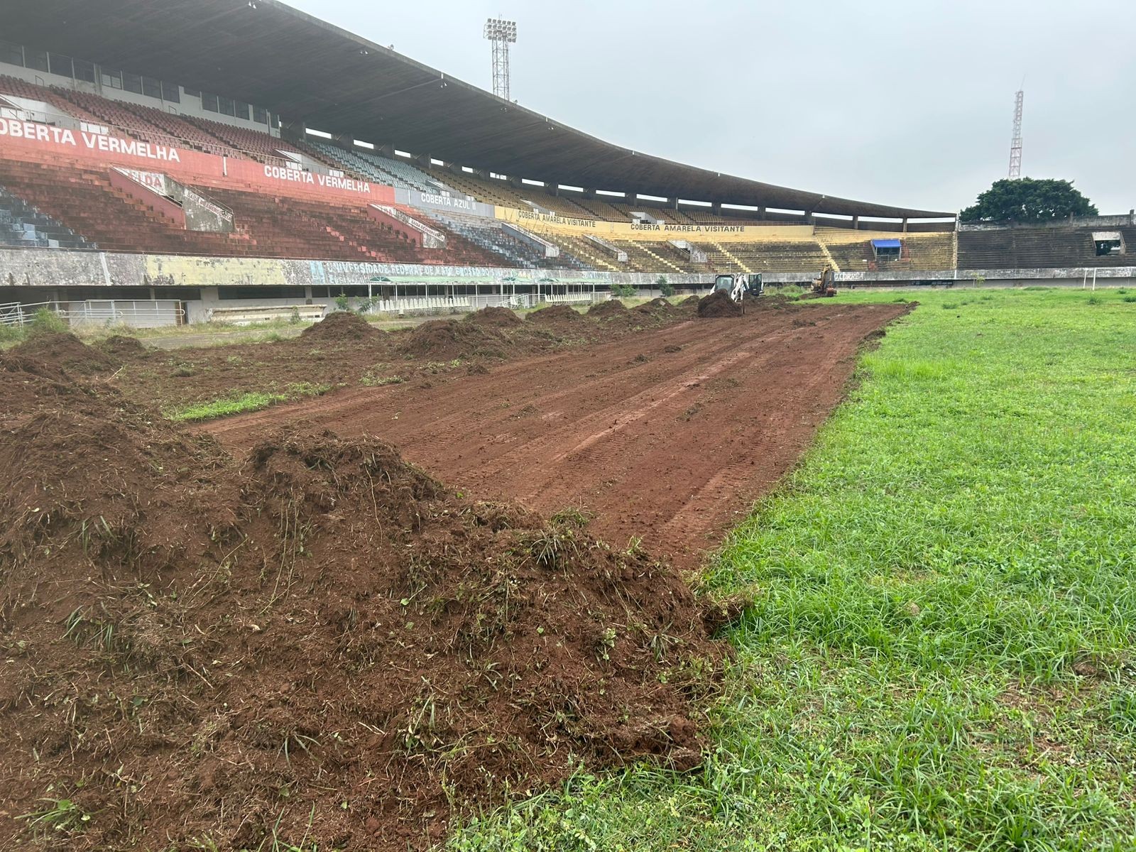 Rumo à reabertura: Morenão começa a trocar o gramado
