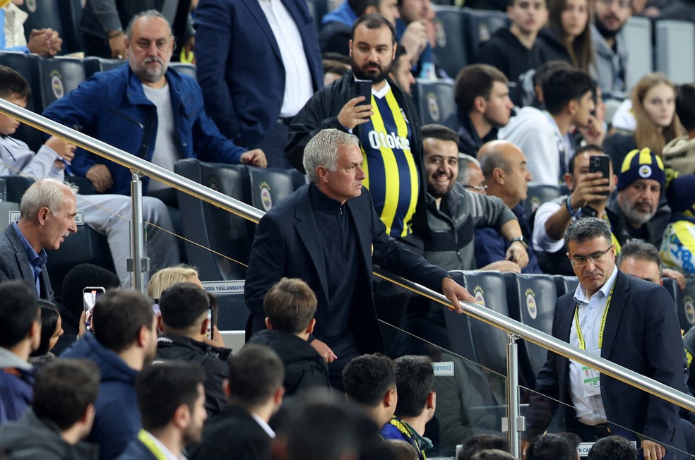José Mourinho se irritou com a arbitragem no jogo do Fenerbahçe pelo Campeonato Turco — Foto: Reuters
