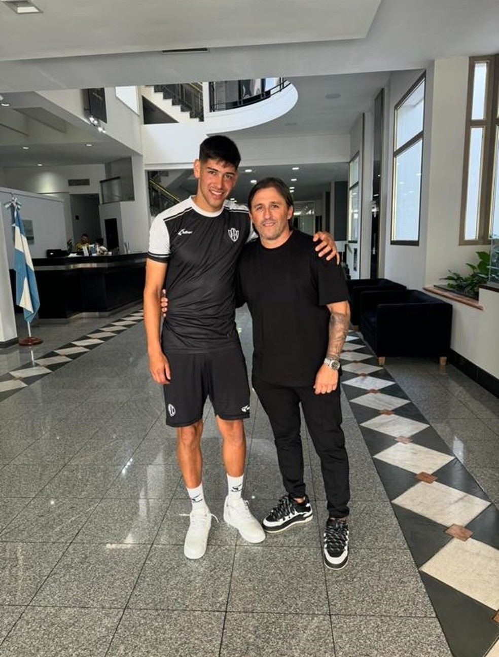 Lautaro com o agente Matias Toranzo — Foto: Arquivo pessoal