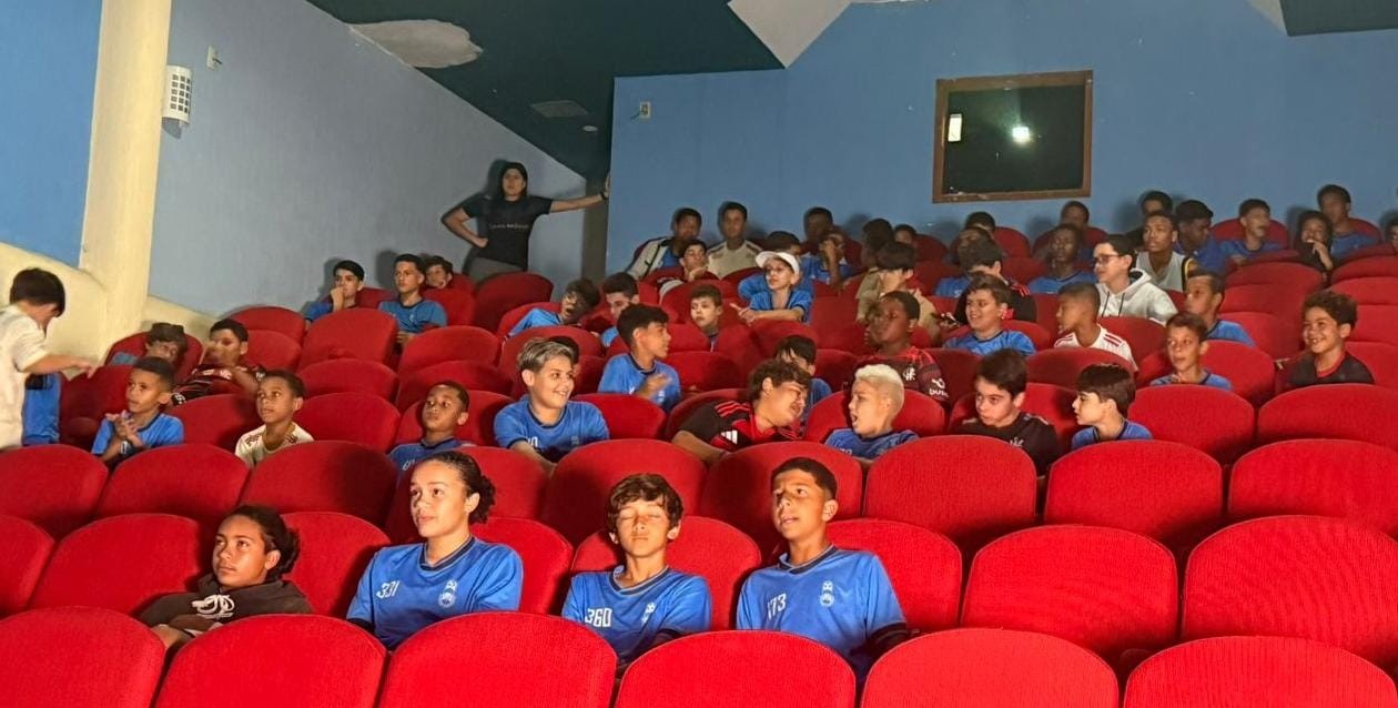 Crianças de projeto social de Danilo reagem com alegria ao assistir PSG x Flamengo no cinema em Minas
