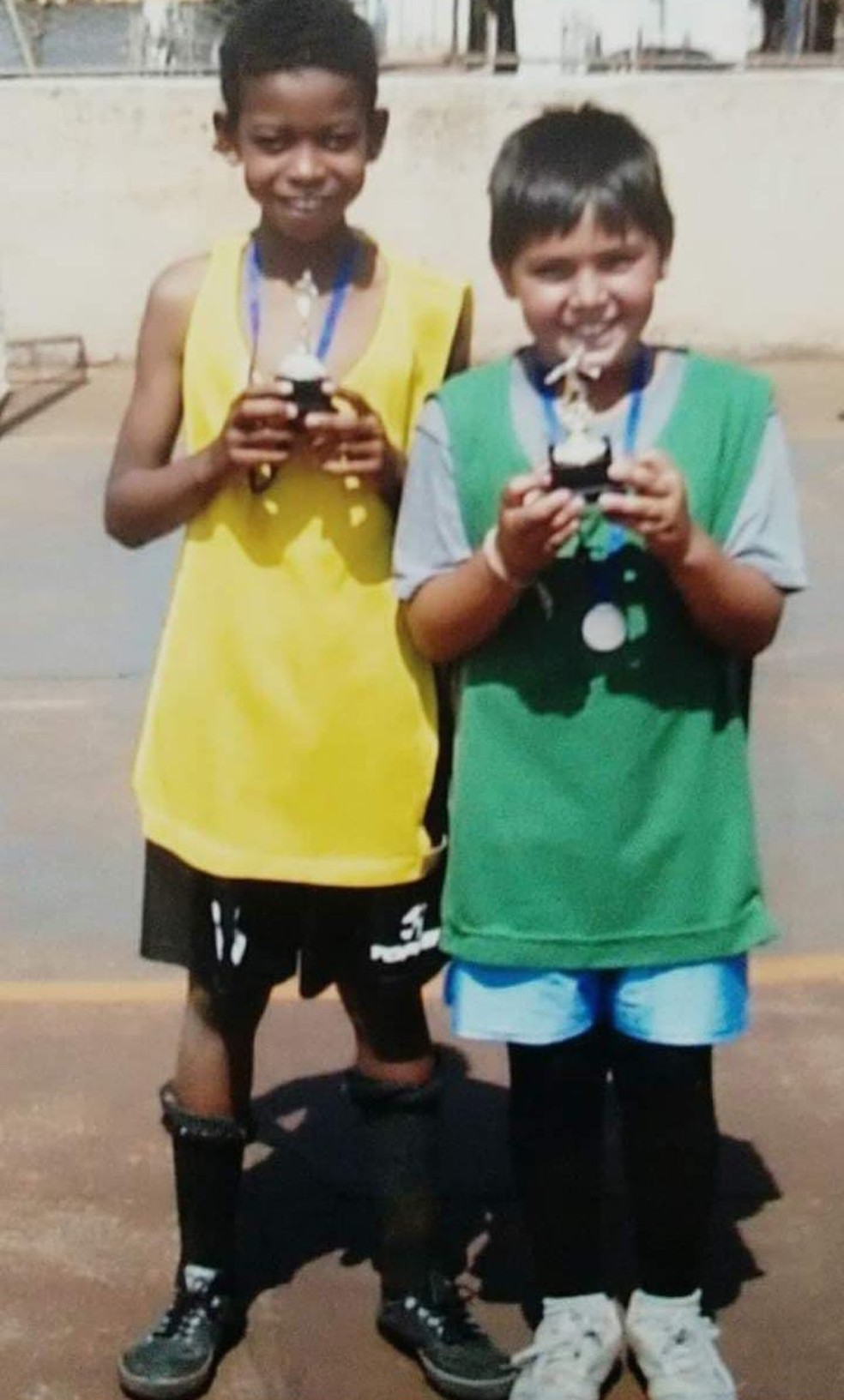 Carlinhos (de amarelo) na versão criança com medalha conquistada no futebol — Foto: Arquivo pessoal