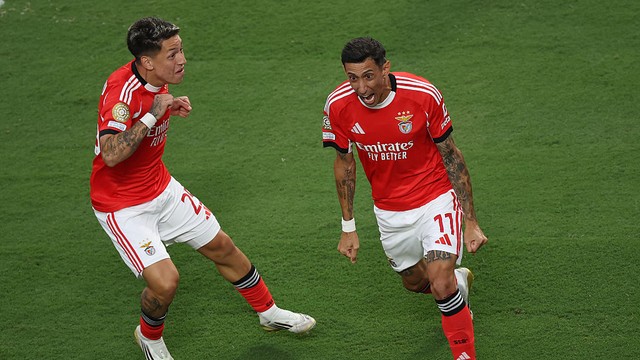 Di María comemora gol pelo Benfica contra o Chelsea