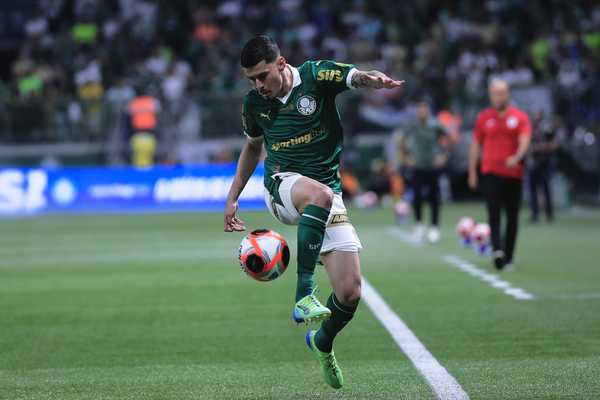 ADEUS DE RÔMULO! Palmeiras encaminha saída de meia para rival no Brasileirão