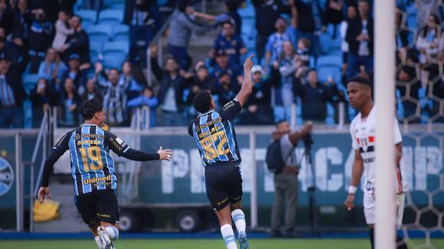 Grêmio vence o São Paulo de virada e sai do Z4