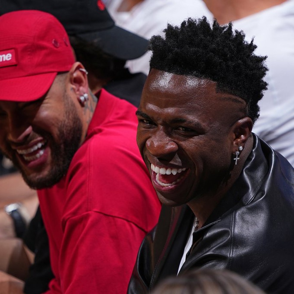 Neymar e Vini Jr no jogo 4 da final da NBA  Foto: Divulgao/NBA Brasil