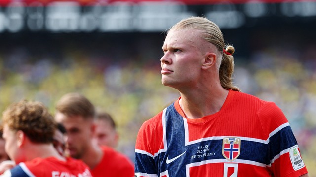 Erling Haaland comemora o gol em Brasil x Noruega