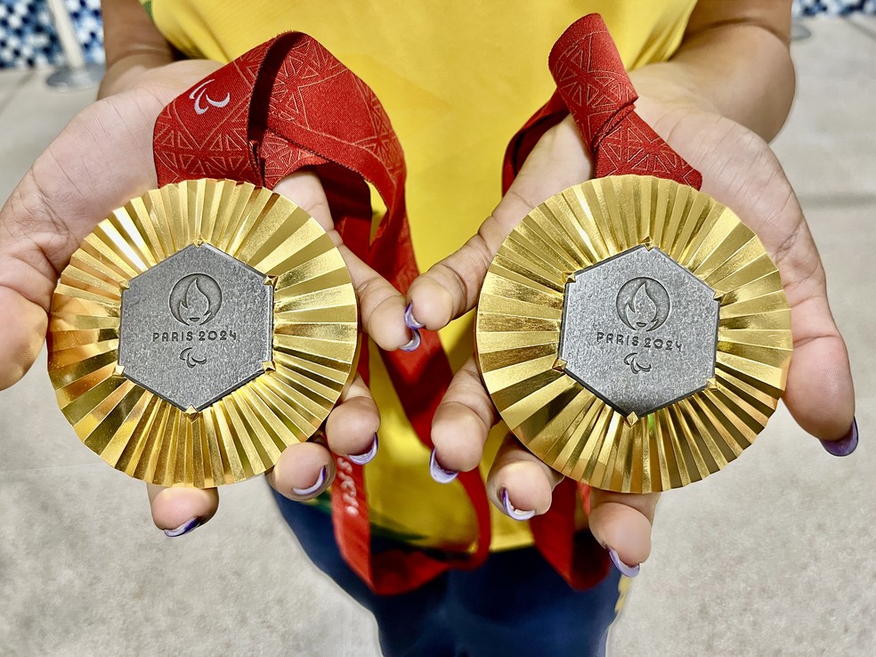 Jerusa exibe as duas medalhas de ouro conquistadas em Paris — Foto: Sérgio Borges/NoFoco/Cedida
