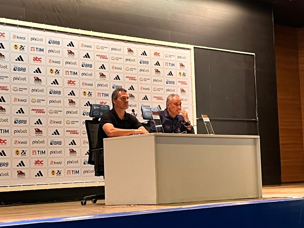 Bruno Spindel e Tite em coletiva do Flamengo — Foto: Raphael Zarko / ge