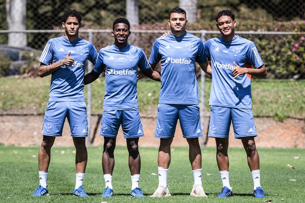 Tevis, Jhosefer, Dorival e Kaique Kenji estão com o profissional do Cruzeiro — Foto: Gustavo Aleixo/Cruzeiro