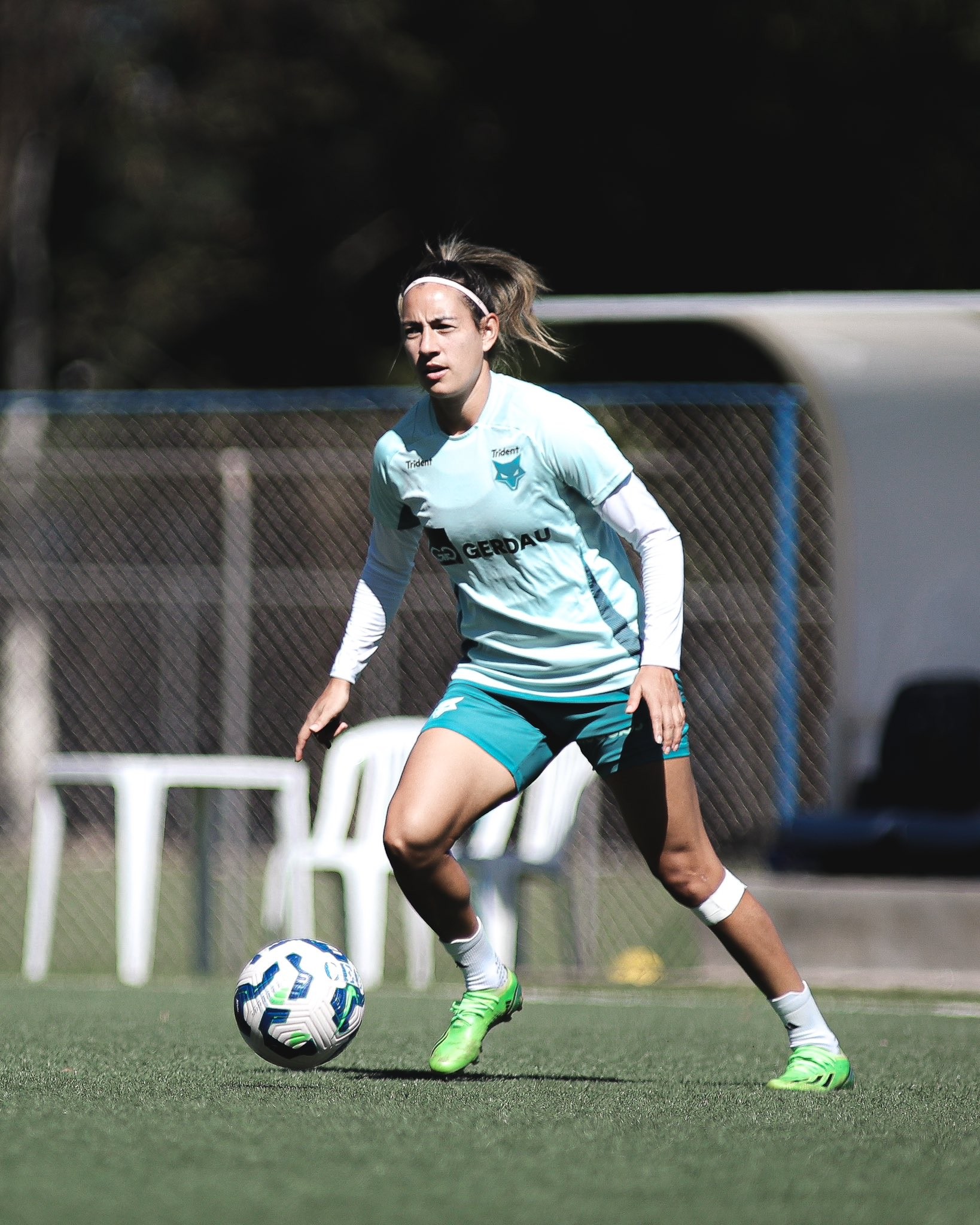 Atacante do Cruzeiro volta a ser relacionada após lesão grave em tom profissional.