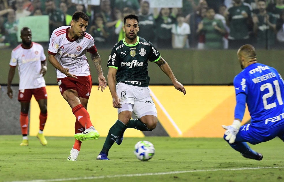 Palmeiras x Inter, chute de Alan Patrick defendido por Weverton — Foto: Marcos Ribolli