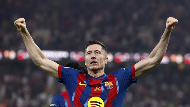 Lewandowski comemora o segundo gol do Barcelona contra o Real Madrid na Supercopa da Espanha