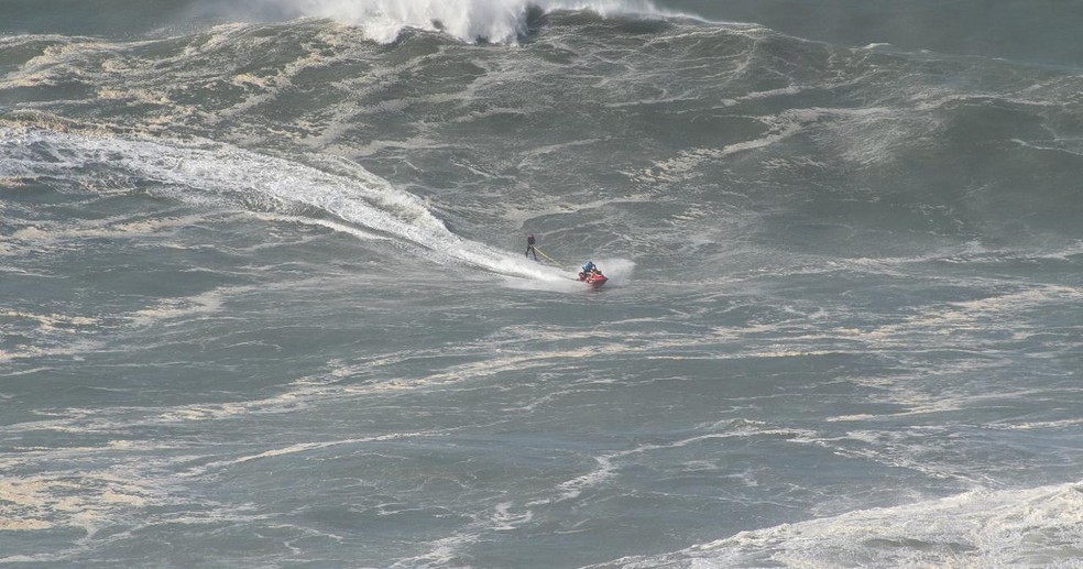 Will Santana surfa onda gigante em Nazaré — Foto: Kaique Silva/Divulgação