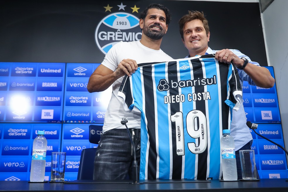 Diego Costa e Antônio Brum durante apresentação oficial no Grêmio — Foto: Lucas Uebel/Grêmio FBPA