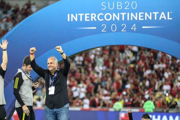 Filho de Carlos Noval repete feito histórico do pai no Flamengo.