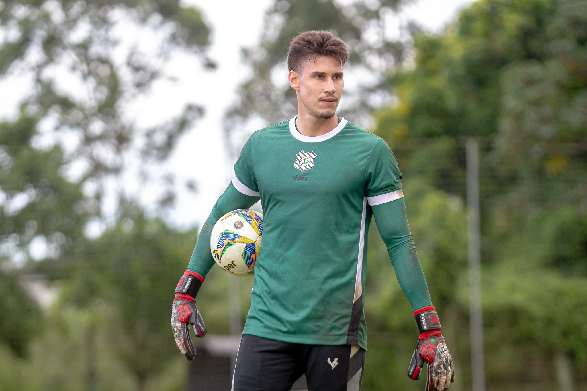 Vinícius Barreta retorna ao Figueirense e amplia disputa entre goleiros