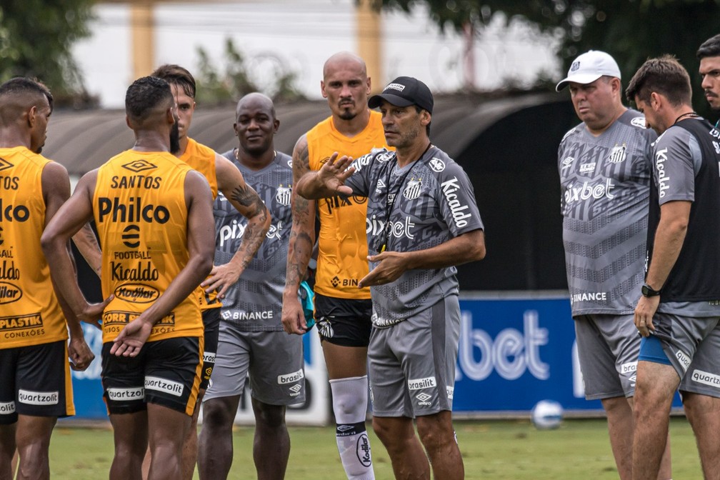 Santos anuncia a contratação do centroavante Brayan Angulo 