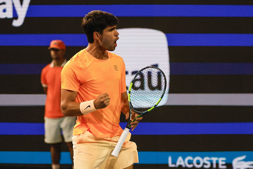 Carlos Alcaraz vibra ao pontuar contra João Fonseca — Foto: Chris Arjoon/Icon Sportswire via Getty Images