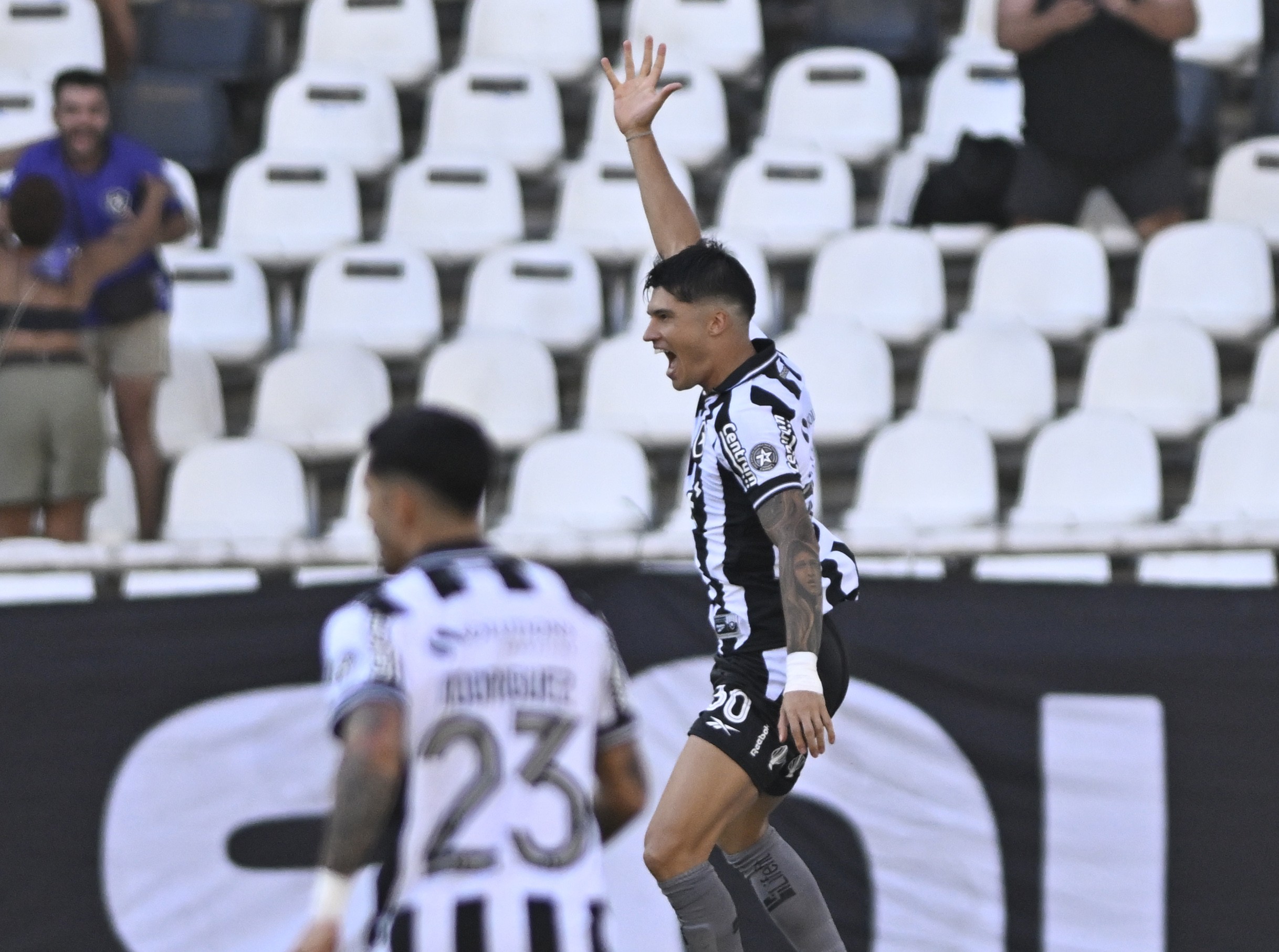 Joaquín Corrêa e Marçal têm lesão, e Savarino fica fora dos relacionados do Botafogo para enfrentar o Mirassol