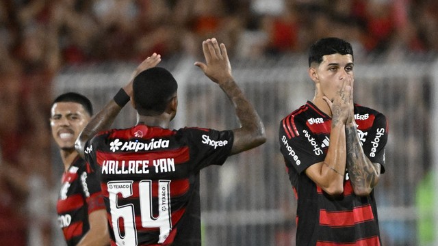 Jogadores do Flamengo lamentam chance perdida contra o Bangu