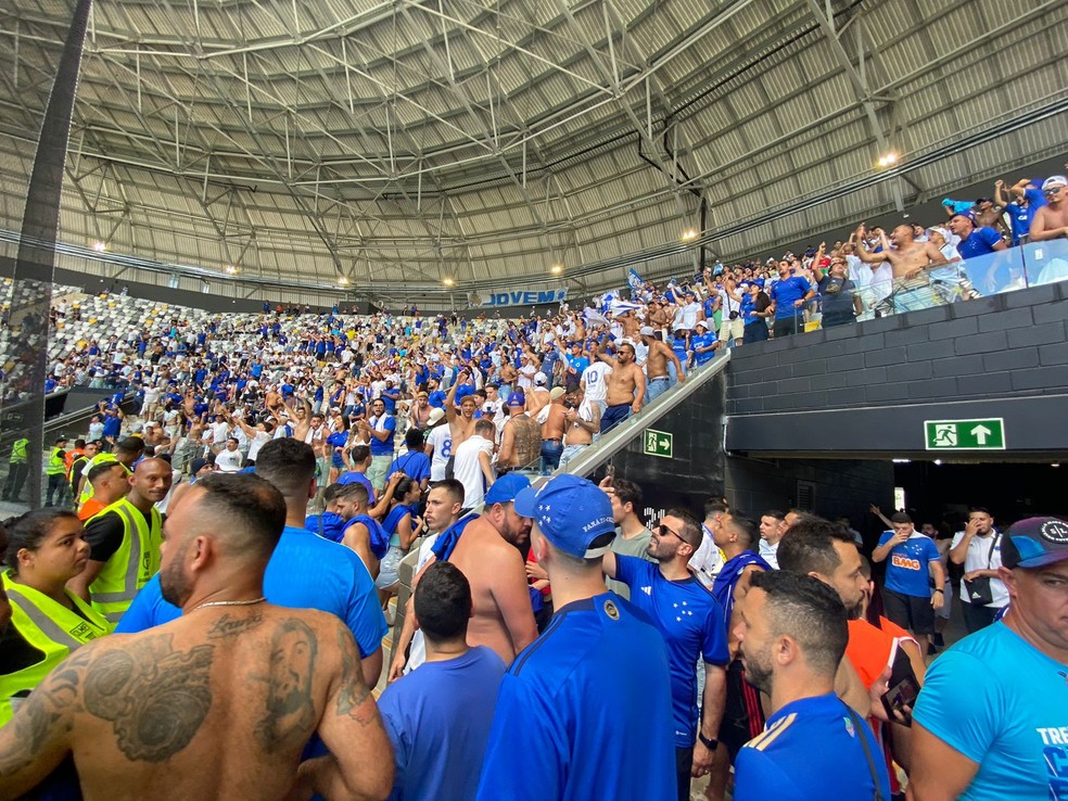 Torcida do Cruzeiro na Arena MRV para o clássico contra o Atlético-MG — Foto: Guilherme Macedo