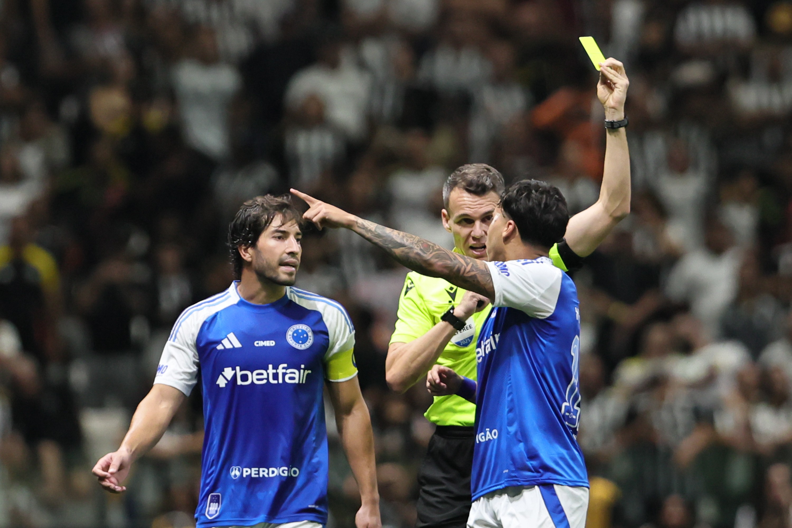 Cruzeiro solicita arbitragem externa para clássicos contra Atlético-MG no Mineiro de 2026.