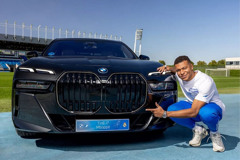 Mbappé posa com modelo elétrico do BMW i7 — Foto: Reprodução