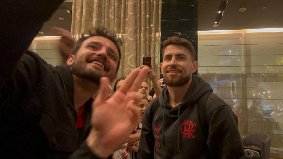 Jorginho tira foto com torcedor do Flamengo na chegada a Lima — Foto: Letícia Marques