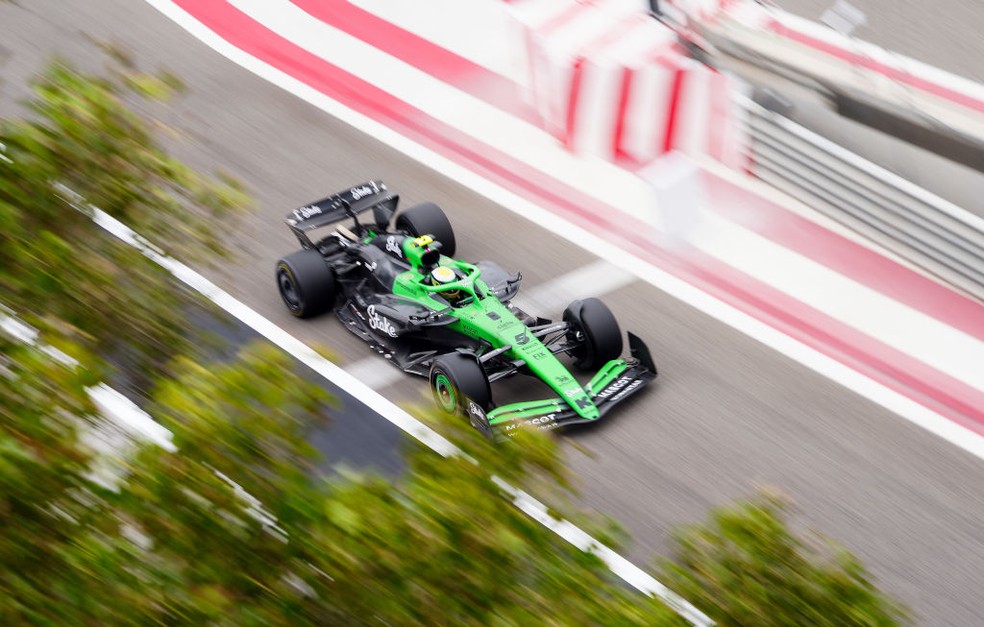 Gabriel Bortoleto na pista do Bahrein com a Sauber — Foto: David Davies/PA Images via Getty Images