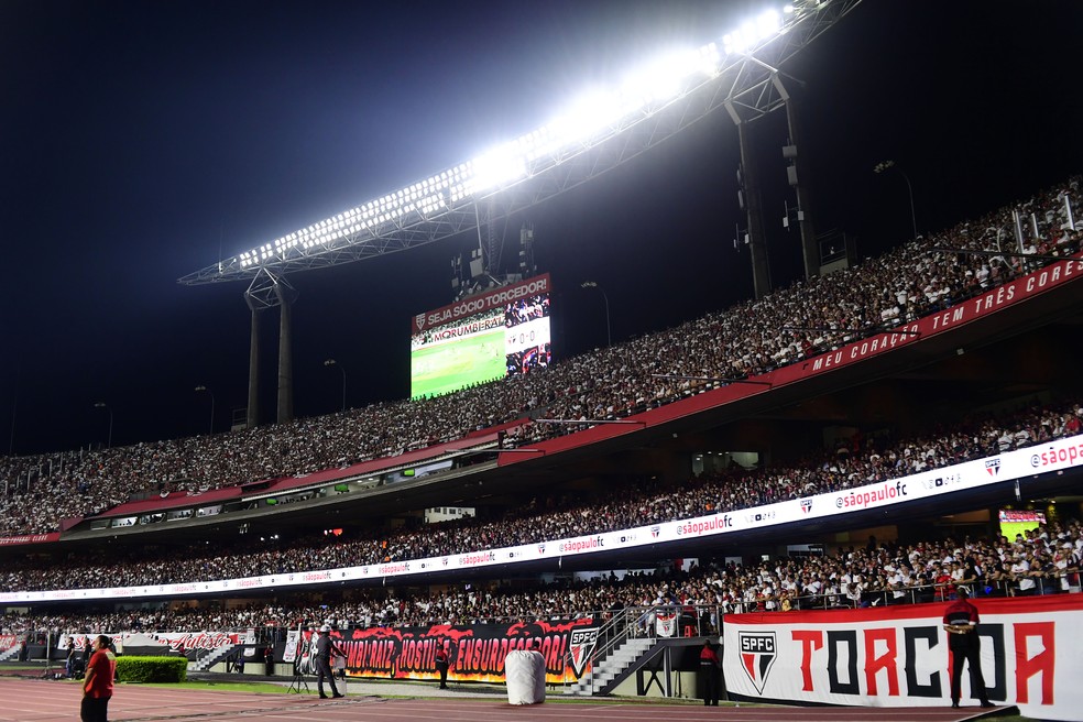 Torcida do São Paulo no Morumbis em clássico contra o Palmeiras — Foto: Marcos Ribolli