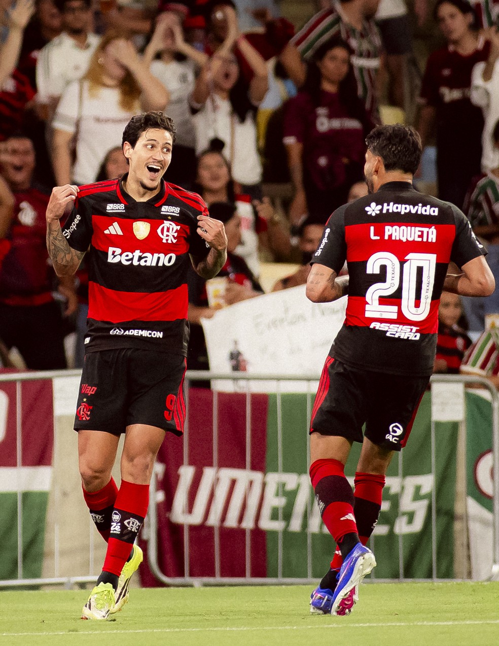 Pedro comemora um gol com Paquet� no Flamengo � Foto: Adriano Fontes / Flamengo