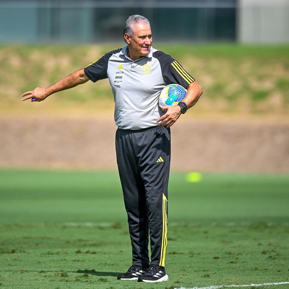 Tite em treino do Flamengo neste sábado — Foto: Marcelo Cortes / CRF