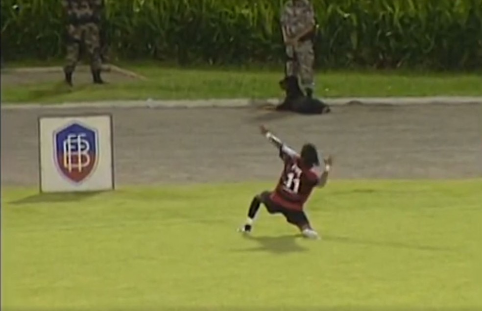 Índio comemora um de seus gols na vitória por 6 a 5 sobre o Bahia — Foto: Reprodução
