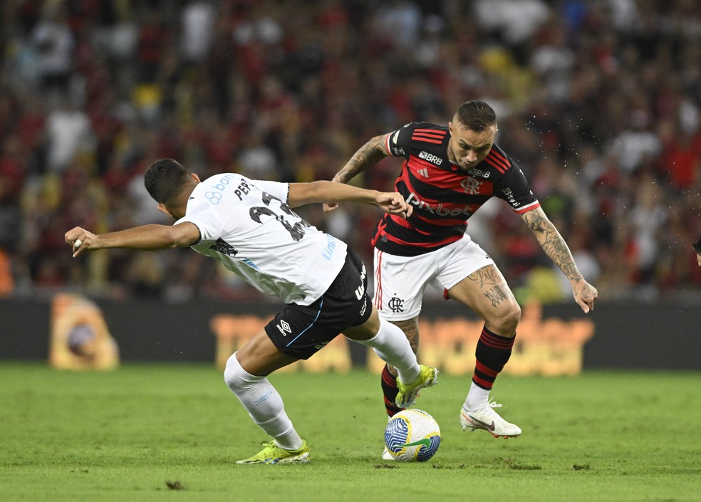 Cebolinha disputando bola em Flamengo x Grêmio — Foto: André Durão