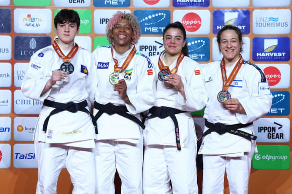 Rafaela Silva mostra a medalha de ouro no pódio do Grand Prix da Áustria — Foto: Divulgação/IJF