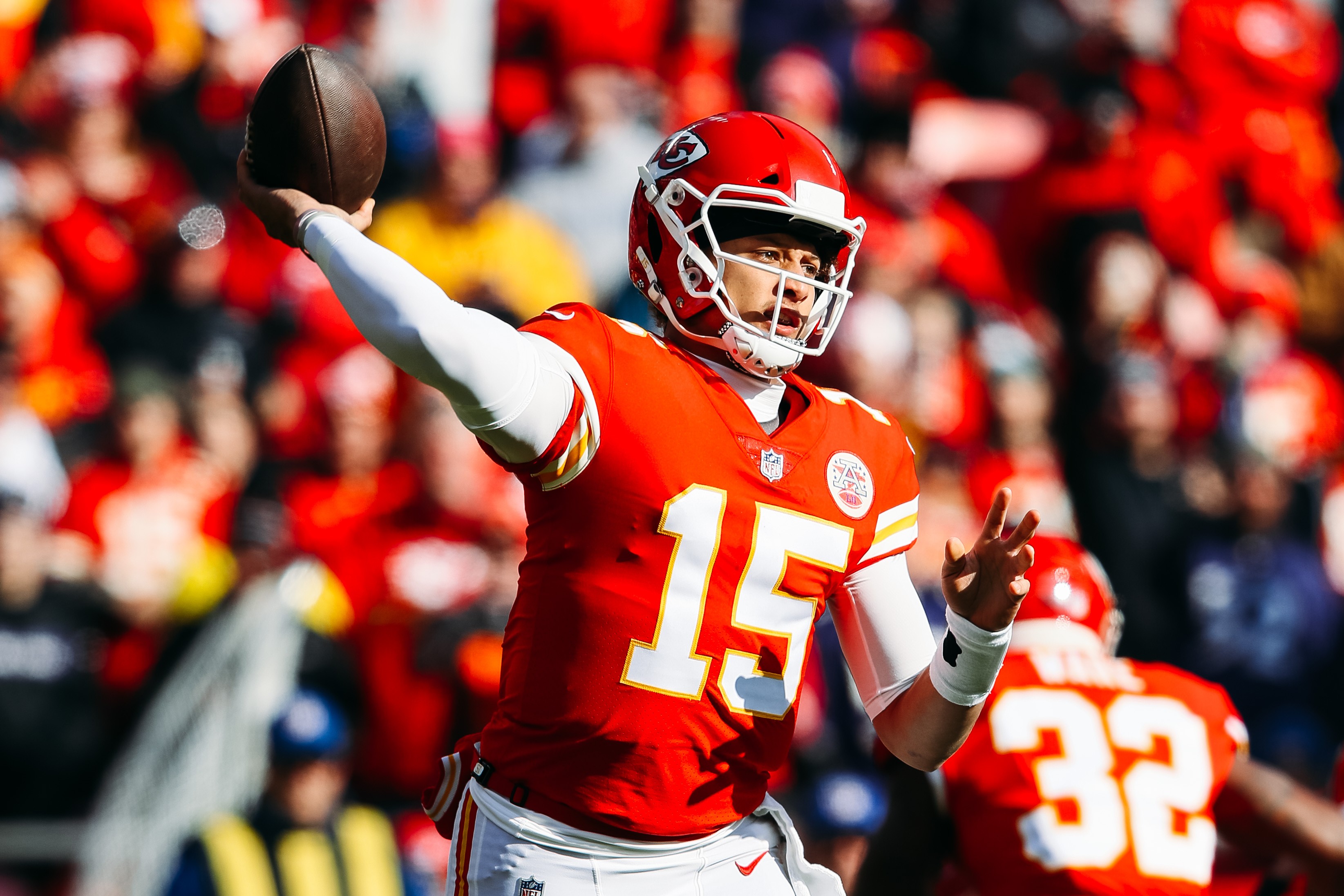 Mahomes renova por 10 anos com os Chiefs em maior contrato da história ...