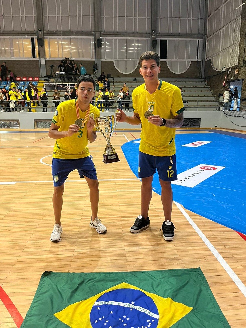 Brasil terminou em terceiro lugar na disputa "raiz" do futebol de salão; Ryan (à esq.) e Kauã (à dir.) — Foto: Kauã Porto/Cedida