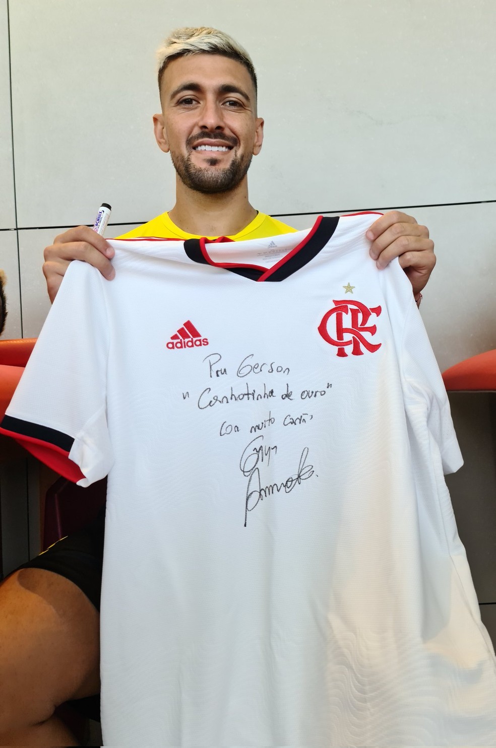 Valor da nova camisa do Flamengo recebe críticas de torcedores na web: 'Vem  com o Arrascaeta?