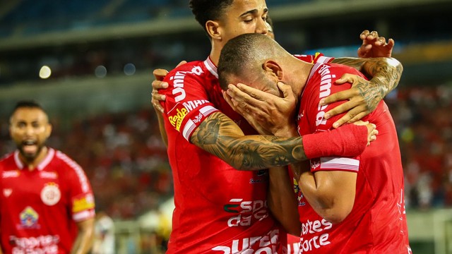 Wallace Pernambucano se emociona ap&oacute;s marcar segundo gol do Am&eacute;rica