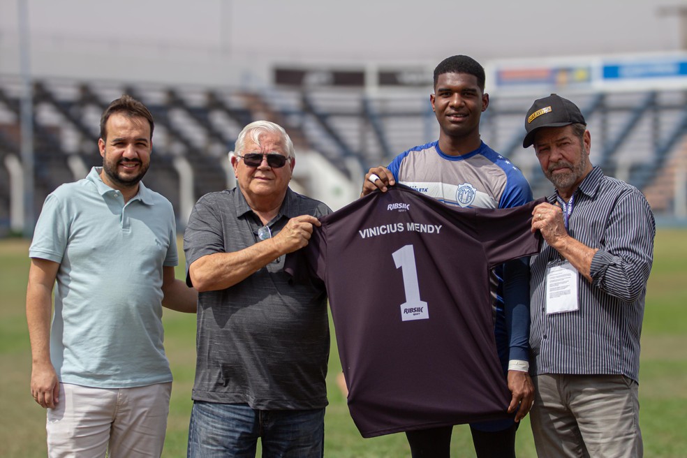 Vinícius Mendy, do Monte Azul, recebe homenagem do Comercial após denunciar xingamentos racistas em jogo em Ribeirão Preto (SP) — Foto: Bárbara Pires/Comercial FC