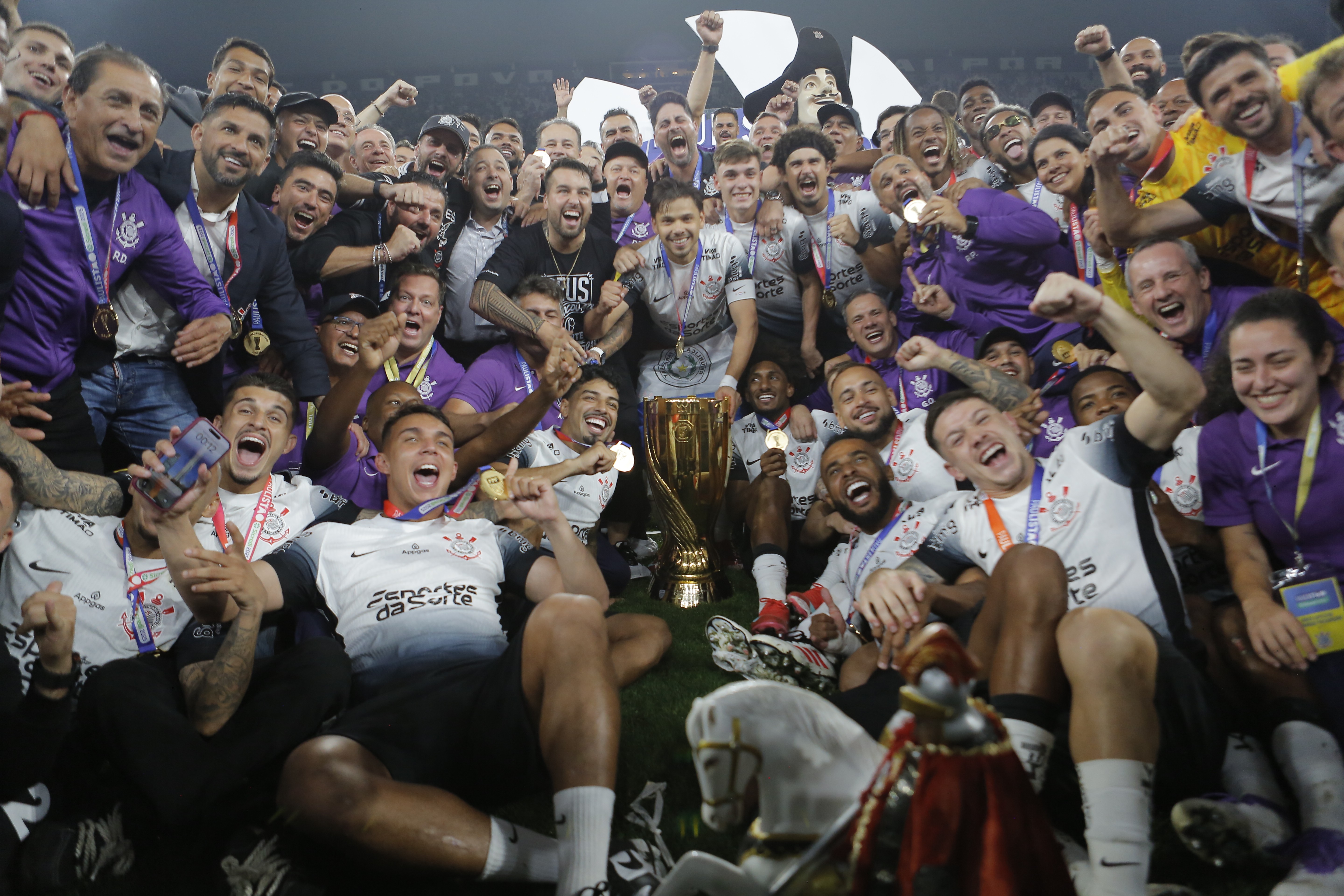 Diretoria fecha acordo milionário com elenco do Corinthians para premiação.